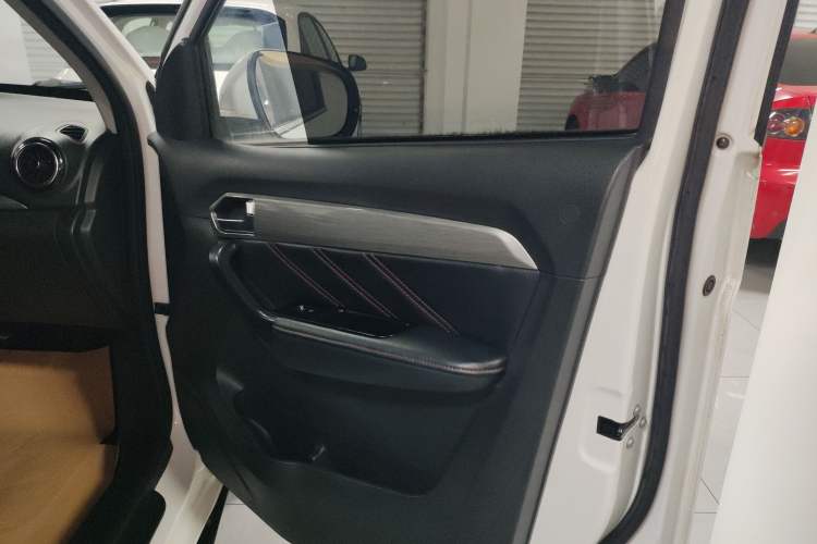 Used Cowin V3 2016 1.5L Automatic SmartLink III Right Front Door Interior