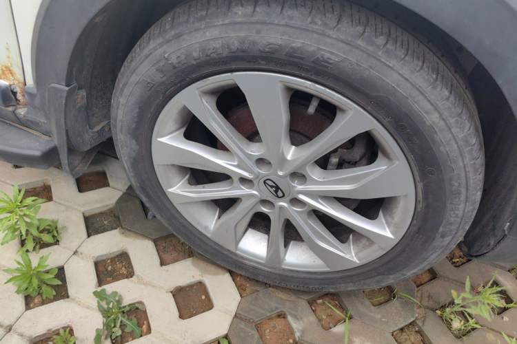 Used Cowin V3 2016 1.5L Automatic SmartConnect II Navigation Edition Right Front Wheel Hub