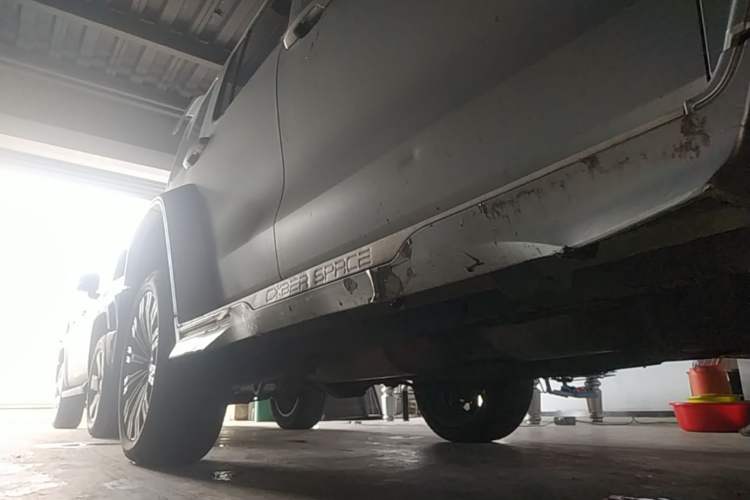 Used Cyberspace Tank 300 2021 2.0T Cyber Tank Right Side Sill