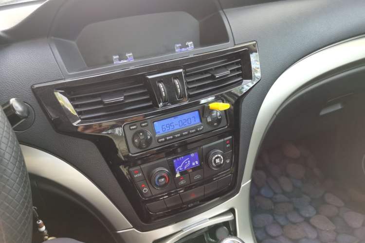 Used Dayun Pickup 2020 2.0T Diesel 4x4 Manual Elite Version Long Wheelbase 4F20TC Audio And AC Panel