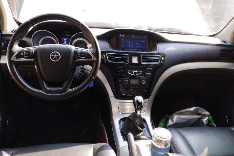 Used Dayun Pickup 2021 2.0T Diesel Two-Wheel Drive Manual Dayun Bull-Logo Axle 4F20TC Center Console