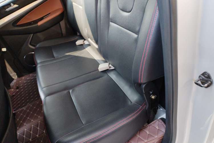 Used Dayun Pickup 2021 2.0T Diesel Two-Wheel Drive Manual Dayun Bull-Logo Axle 4F20TC Left Rear Seat