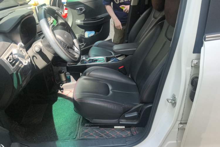 Used Dayun Yuehu 2021 32.85 kWh Two-Wheel-Drive Sprite Version Left Rear Seat