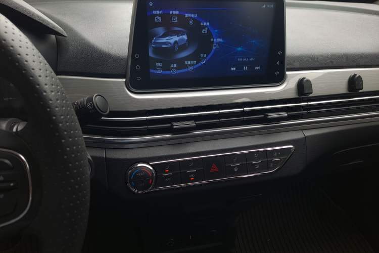 Used Dayun Yuehu 2022 30.66 kWh Two-Wheel Drive VIP Edition Audio And AC Panel