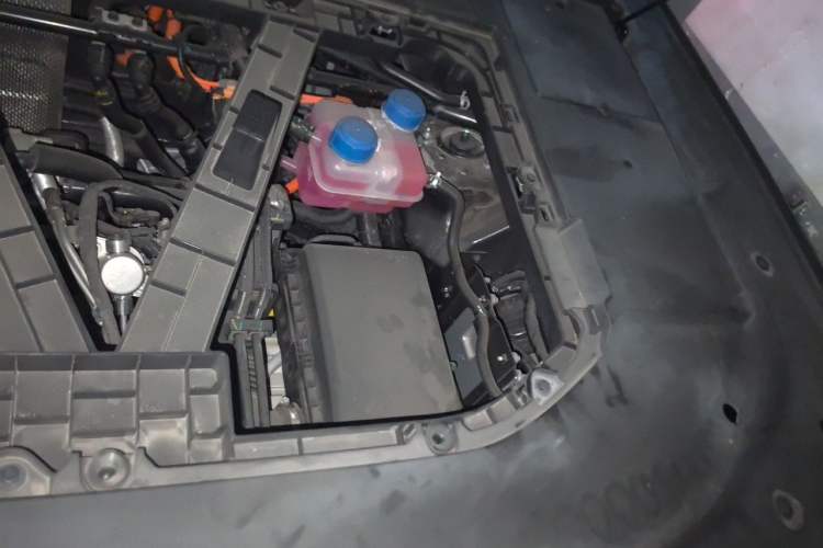Used Deepal G318 2024 Four-Wheel-Drive Air Suspension Model Engine Bay Left