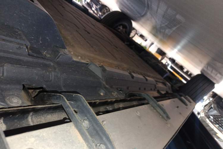 Used Deepal G318 2024 Four-Wheel-Drive Air Suspension Model Left Side Sill