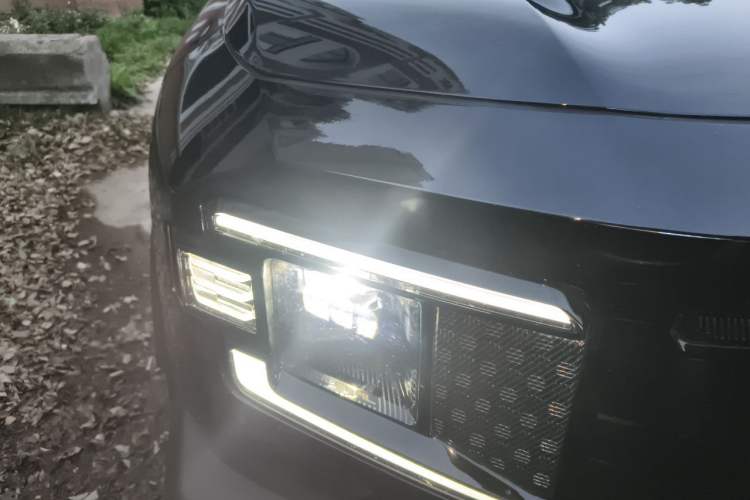 Used Deepal G318 2024 Four-Wheel-Drive Air Suspension Model Right Front Headlight