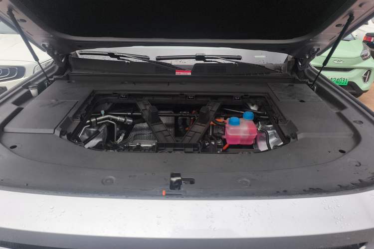 Used Deepal G318 2024 Four-Wheel-Drive Air Suspension Model Engine Bay