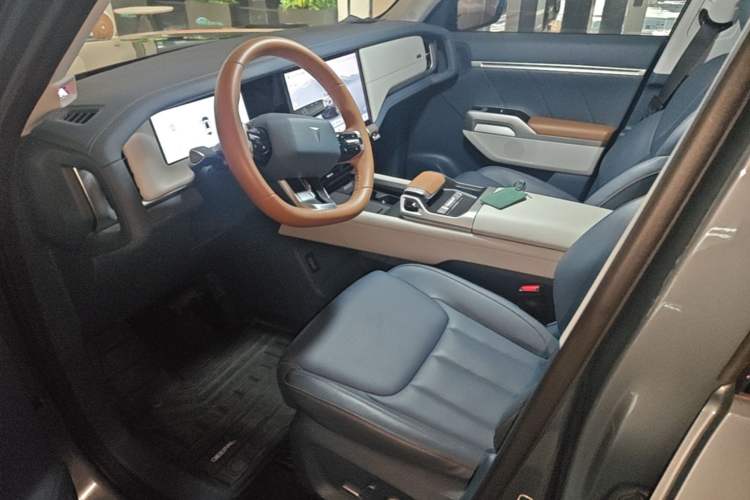 Used Deepal G318 2024 Four-Wheel-Drive Air Suspension Model Left Front Seat