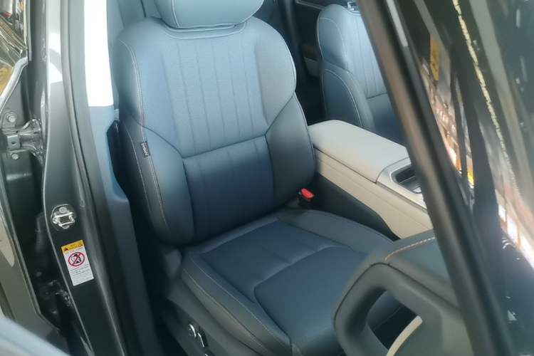 Used Deepal G318 2024 Four-Wheel-Drive Air Suspension Model Right Front Seat