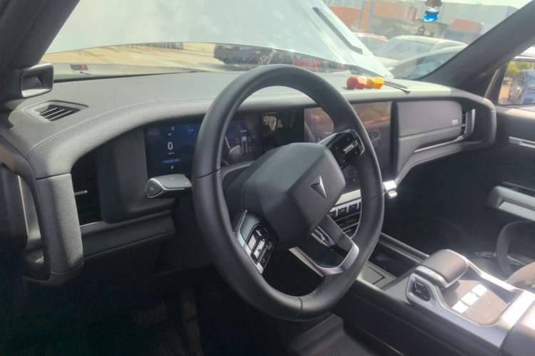Used Deepal G318 2024 Four-Wheel-Drive Air Suspension Model Center Console