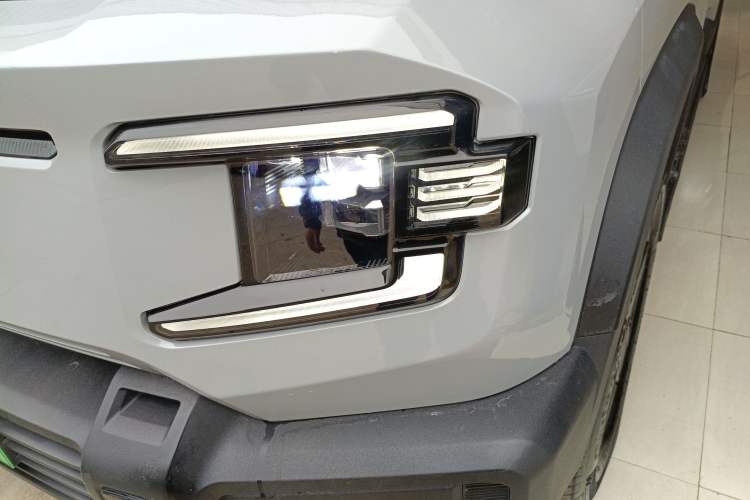 Used Deepal G318 2024 Four-Wheel-Drive Air Suspension Model Left Front Headlight