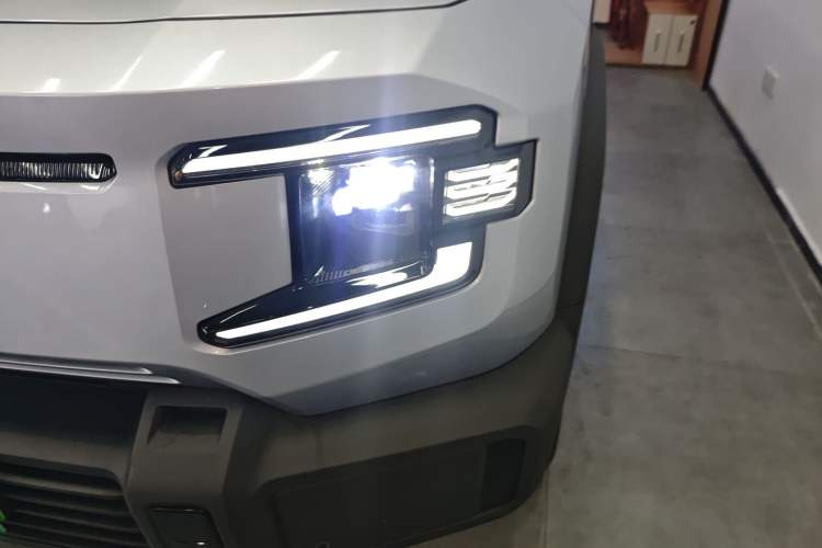 Used Deepal G318 2024 Four-Wheel-Drive Air Suspension Model Left Front Headlight