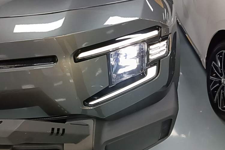 Used Deepal G318 2024 Four-Wheel-Drive Air Suspension Model Left Front Headlight