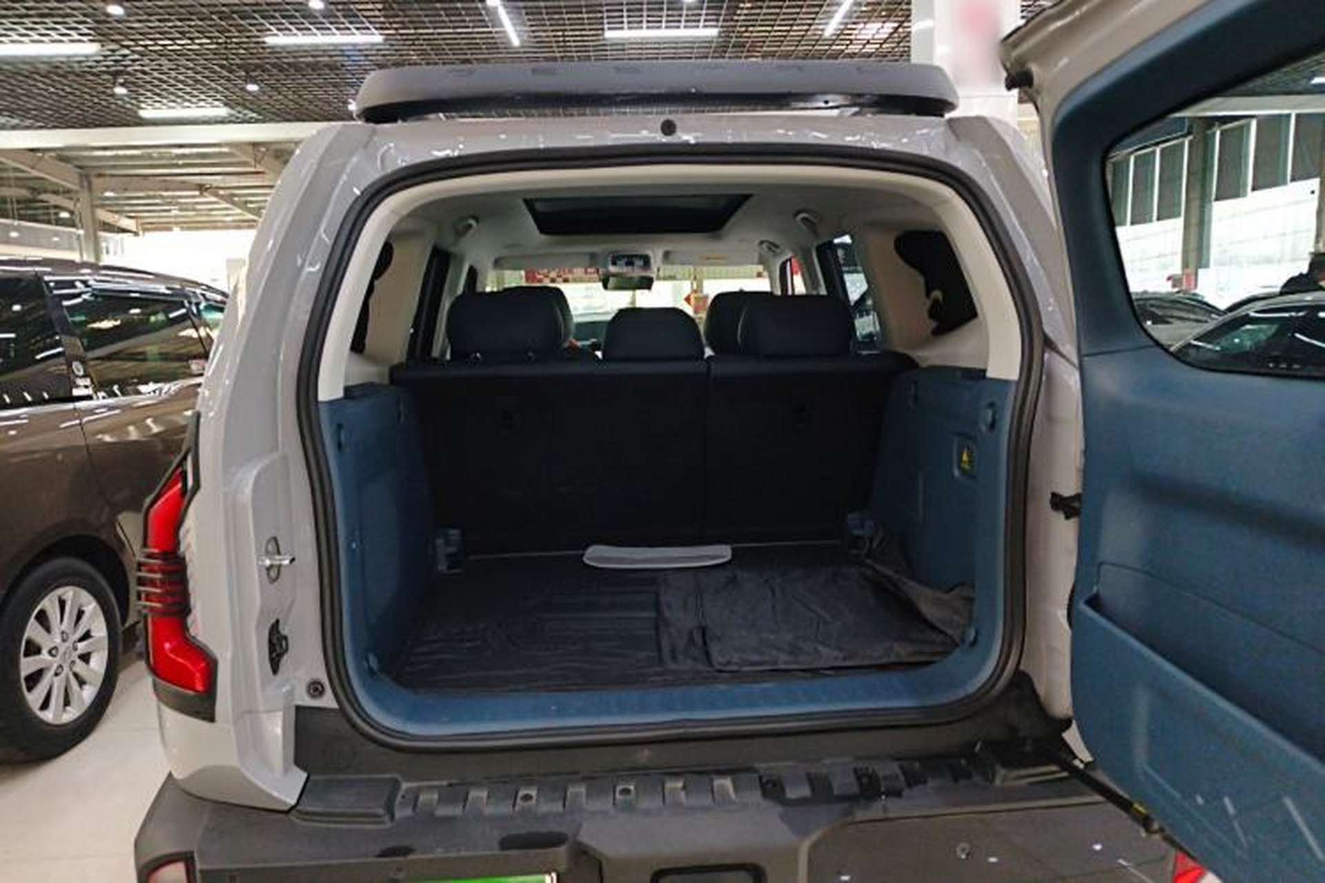 Used Deepal G318 2024 Four-Wheel-Drive Air Suspension Model Trunk