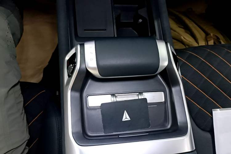 Used Deepal G318 2024 Four-Wheel-Drive Air Suspension Model Gear Lever