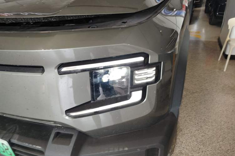 Used Deepal G318 2024 Four-Wheel-Drive Air Suspension Model Left Front Headlight