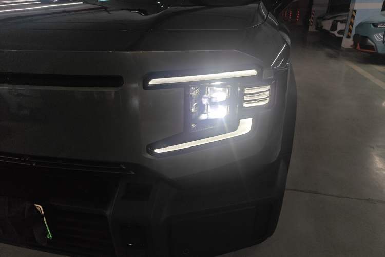 Used Deepal G318 2024 Four-Wheel-Drive Air Suspension Model Left Front Headlight