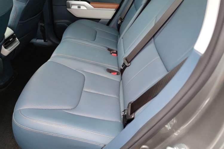 Used Deepal G318 2024 Four-Wheel-Drive Air Suspension Model Left Rear Seat