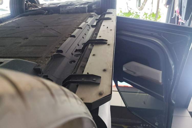 Used Deepal G318 2024 Four-Wheel-Drive Air Suspension Model Left Side Sill