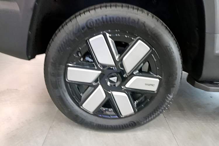 Used Deepal G318 2024 Four-Wheel-Drive Air Suspension Model Right Rear Wheel Hub