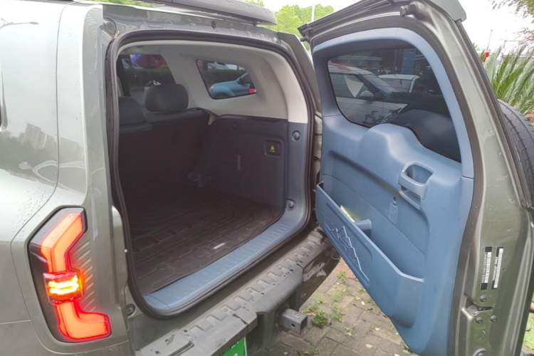 Used Deepal G318 2024 Four-Wheel-Drive Air Suspension Model Trunk