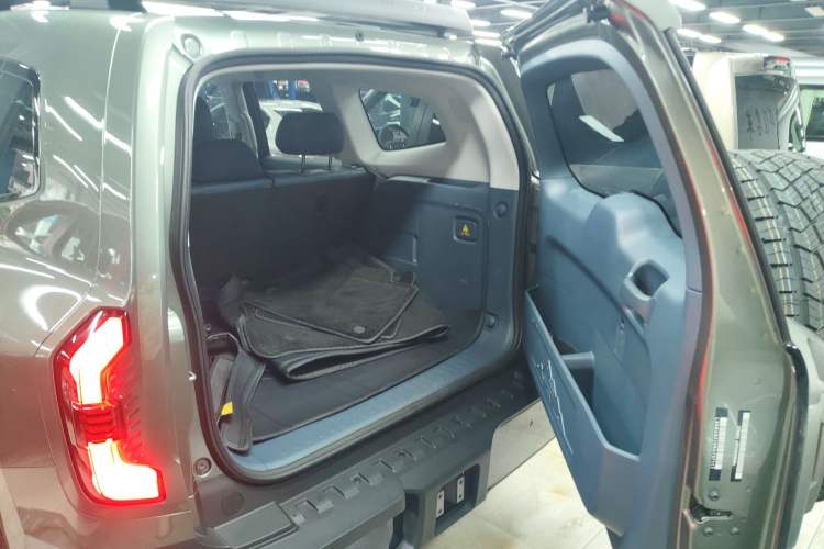 Used Deepal G318 2024 Four-Wheel-Drive Air Suspension Model Trunk