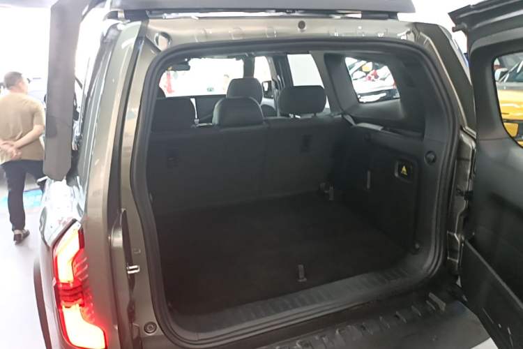 Used Deepal G318 2024 Four-Wheel-Drive Air Suspension Model Trunk