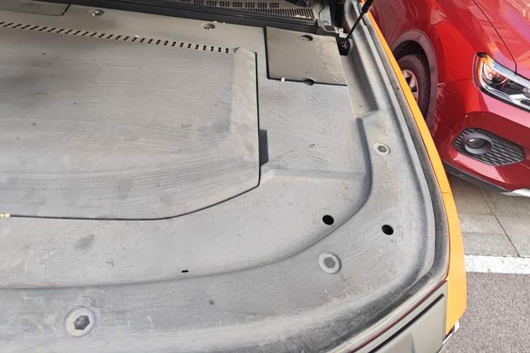 Used Deepal G318 2024 Four-Wheel-Drive Air Suspension Model Engine Bay Left