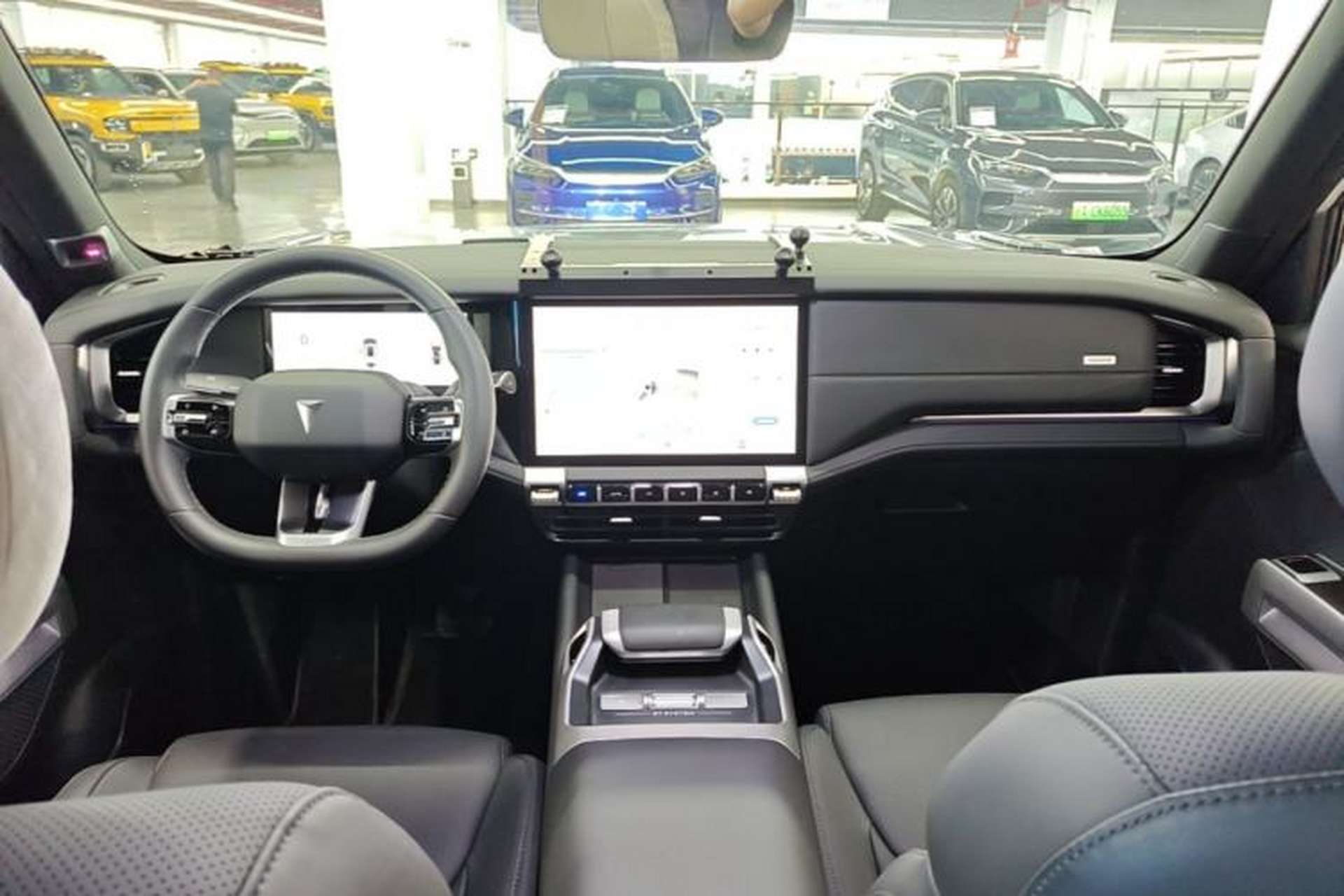 Used Deepal G318 2024 Four-Wheel-Drive Air Suspension Model Center Console