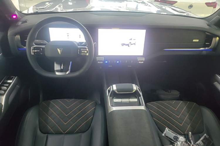 Used Deepal G318 2024 Four-Wheel-Drive Air Suspension Model Center Console
