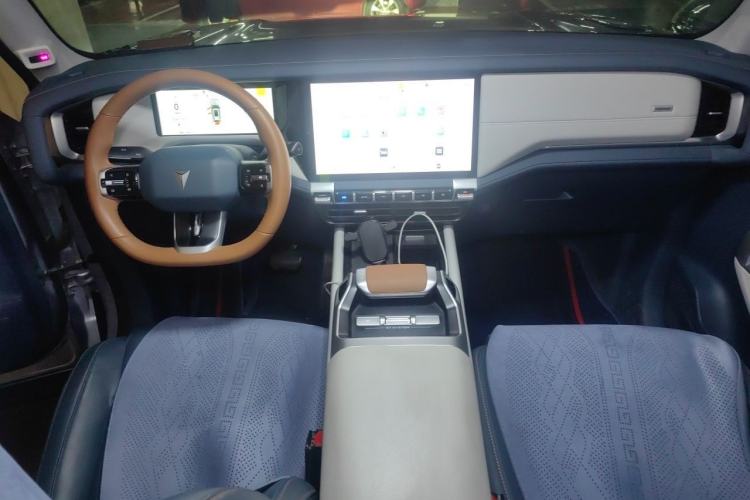 Used Deepal G318 2024 Four-Wheel-Drive Air Suspension Model Center Console