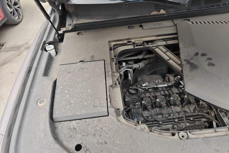 Used Deepal G318 2024 Four-Wheel-Drive Air Suspension Model Engine Bay Right