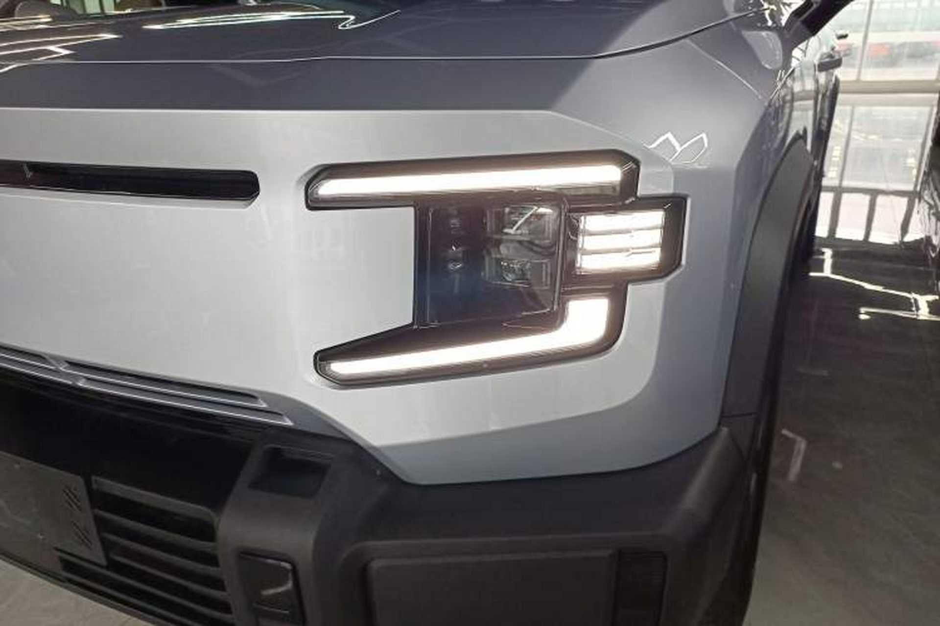 Used Deepal G318 2024 Four-Wheel-Drive Air Suspension Model Left Front Headlight