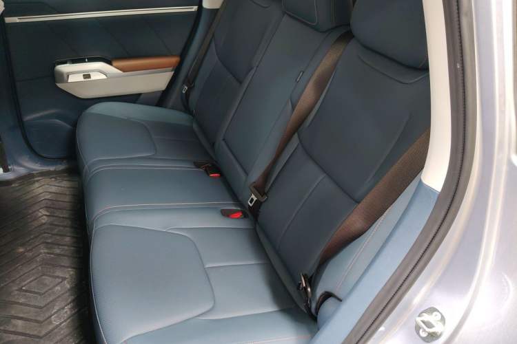 Used Deepal G318 2024 Four-Wheel-Drive Air Suspension Model Left Rear Seat
