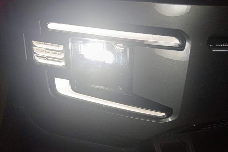 Used Deepal G318 2024 Four-Wheel-Drive Air Suspension Model Right Front Headlight
