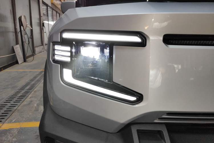 Used Deepal G318 2024 Four-Wheel-Drive Air Suspension Model Right Front Headlight