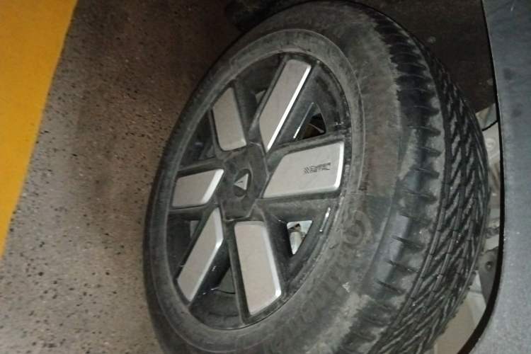 Used Deepal G318 2024 Four-Wheel-Drive Air Suspension Model Right Front Wheel Hub