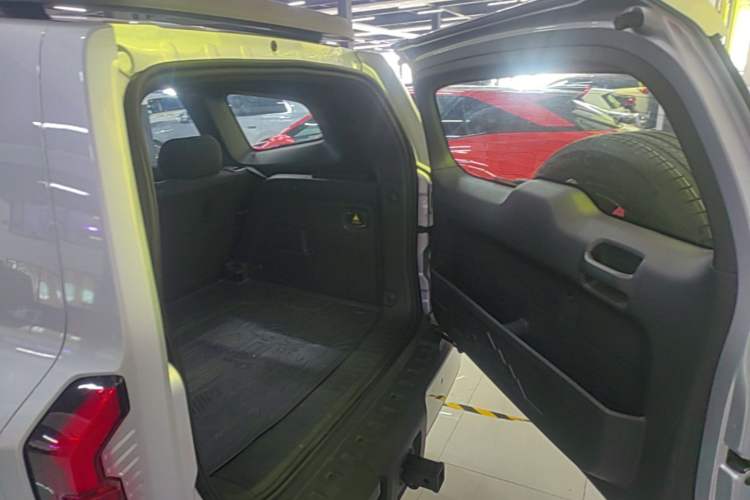 Used Deepal G318 2024 Four-Wheel-Drive Air Suspension Model Trunk