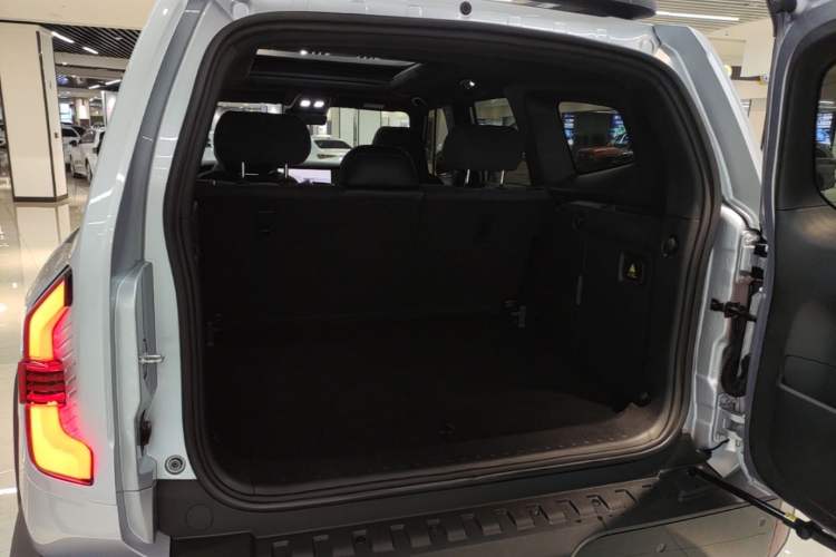 Used Deepal G318 2024 Four-Wheel-Drive Air Suspension Model Trunk