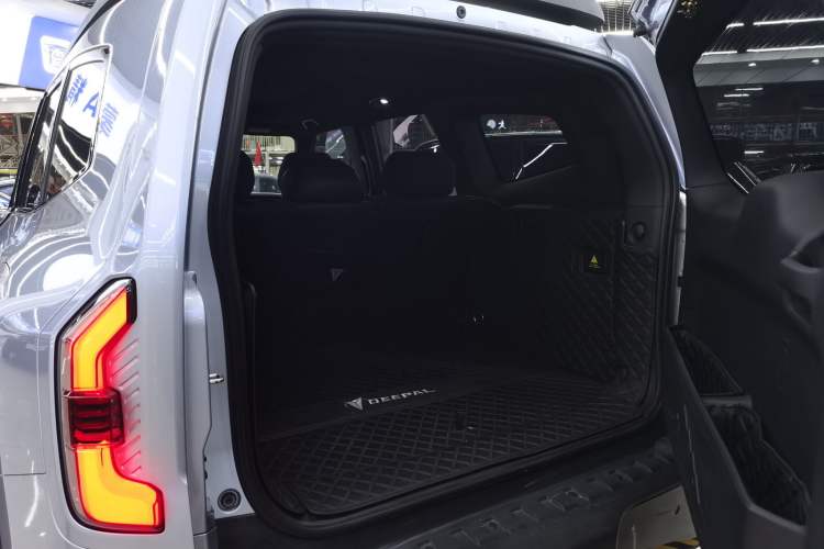 Used Deepal G318 2024 Four-Wheel-Drive Air Suspension Model Trunk