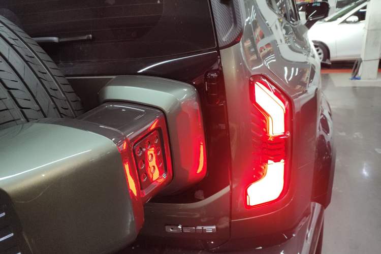Used Deepal G318 2025 Worry-Free Cross-Country Edition Four-Wheel Drive Distant Mountains Version Right Rear Taillight