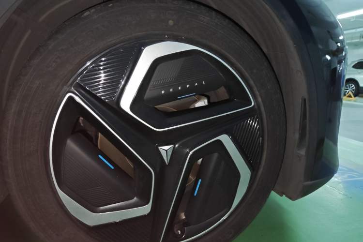 Used Deepal L07 2024 530Max Pure Electric Version Right Front Wheel Hub