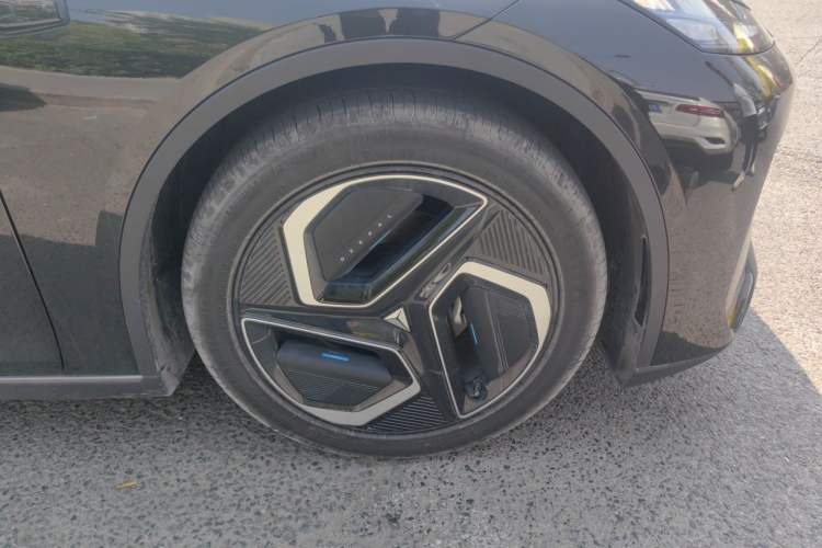 Used Deepal L07 2024 530 Max Qiankun Intelligent Driving ADS SE Pure Electric Version Right Front Wheel Hub