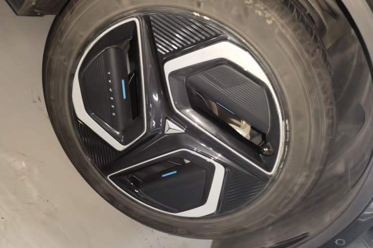 Used Deepal L07 2024 530Max Pure Electric Version Right Front Wheel Hub