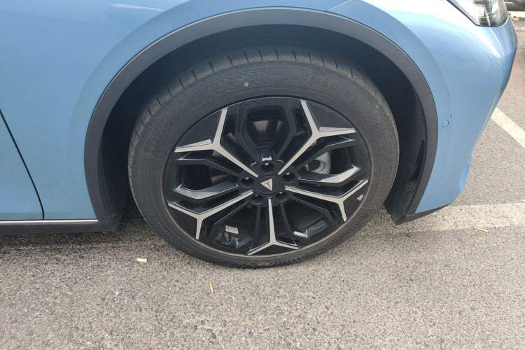 Used Deepal L07 2024 230Max Qiankun Intelligent Driving ADS SE Range-Extended Version Right Front Wheel Hub