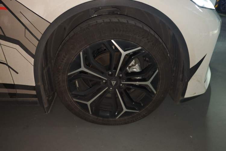 Used Deepal L07 2024 230Max Qiankun Intelligent Driving ADS SE Range-Extended Version Right Front Wheel Hub