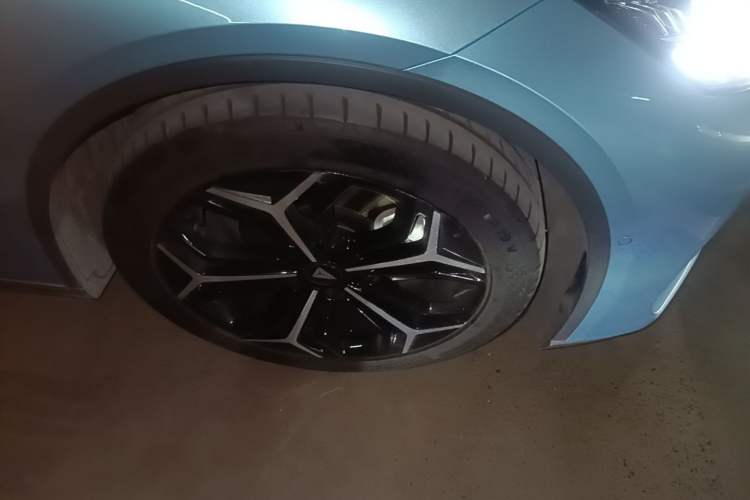 Used Deepal L07 2024 230Max Qiankun Intelligent Driving ADS SE Range-Extended Version Right Front Wheel Hub