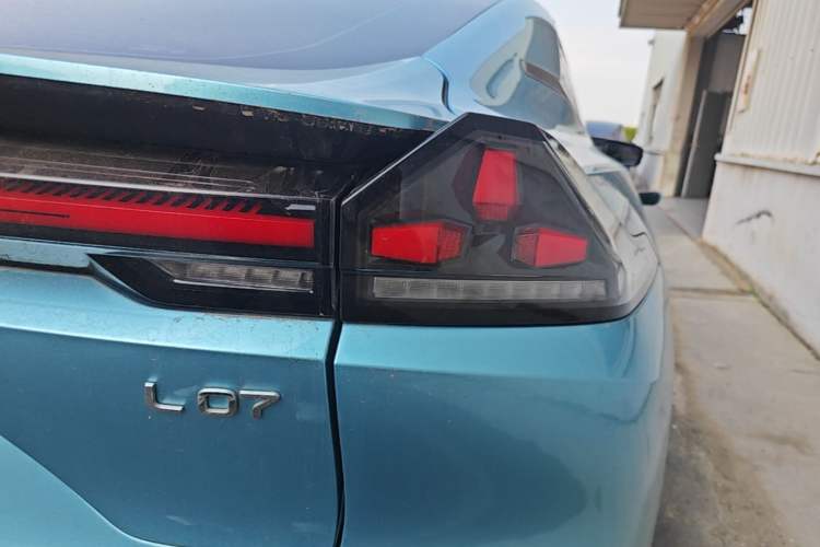 Used Deepal L07 2024 530 Max Qiankun Intelligent Driving ADS SE Pure Electric Version Right Rear Taillight