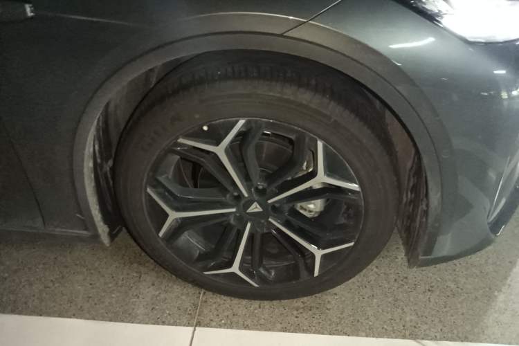 Used Deepal L07 2024 230Max Qiankun Intelligent Driving ADS SE Range-Extended Version Right Front Wheel Hub